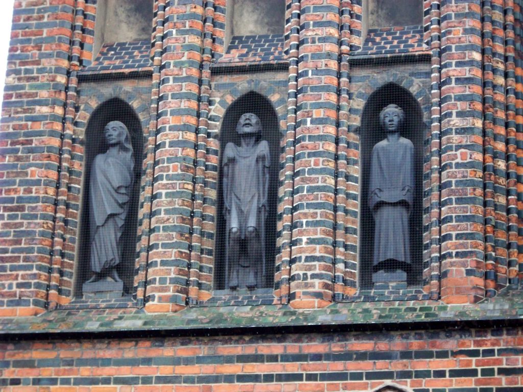 Любек. Скульптуры Барлаха на фасаде церкви.